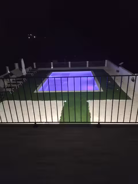 piscina di notte